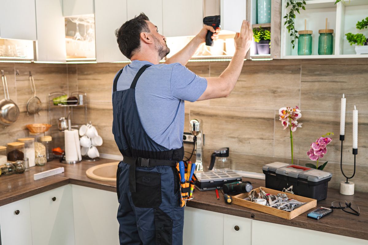 فني ألمنيوم بجدة يركب نوافذ وأبواب الألمنيوم عالية الجودة.